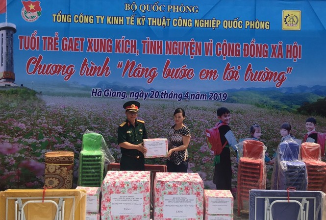 ‘Nâng bước em tới trường’ nơi địa đầu Tổ quốc Ban tổ chức chương trình tặng sách,đồ dùng học tập, chiếu, thảm nằm cho học sinh 2 điểm trường Nà Sáng và Khuổi Kẹn thuộc xã Minh Sơn, Bắc Mê, Hà Giang