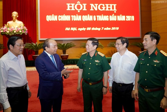 Thủ tướng Nguyễn Xuân Phúc dự, chỉ đạo Hội nghị Quân chính toàn quân Thủ tướng Nguyễn Xuân Phúc trao đổi với các đại biểu dự hội nghị, sáng 8/7. Ảnh: Chinhphu.vn
