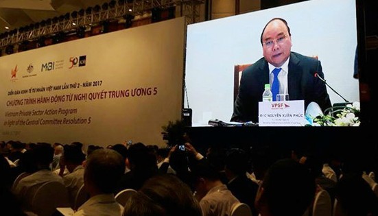 Thủ tướng nói gì về việc người Việt gửi tiền ra nước ngoài mua nhà? Thủ tướng nói về việc người Việt chuyển số tiền lớn ra nước ngoài tại Diễn đàn kinh tế tư nhân 2017.