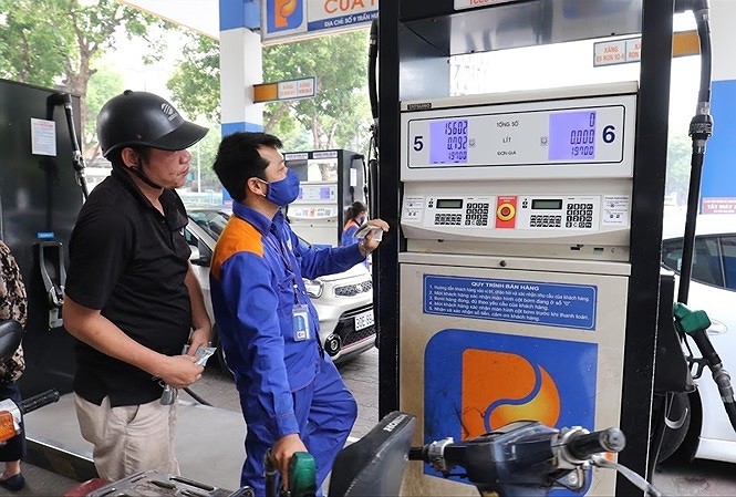 Chiều nay giá xăng dầu đồng loạt giảm Giá xăng dầu giảm hơn 500 đồng/lít. ảnh minh hoạ
