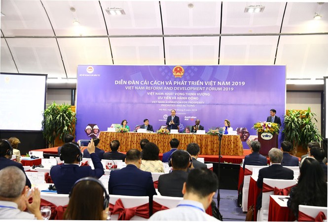 'Doanh nghiệp Việt chỉ thu tiền lẻ ở chuỗi giá trị toàn cầu' Thủ tướng Nguyễn Xuân Phúc tại Diễn đàn cải cách và phát triển Việt Nam.