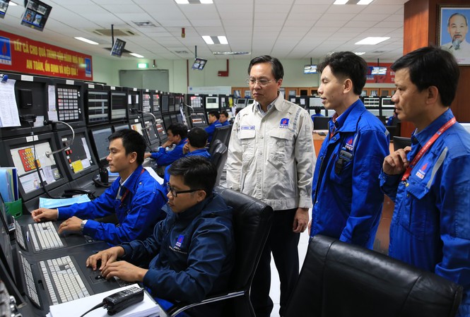 9 tháng, doanh thu BSR đạt hơn 73 nghìn tỷ đồng Tổng Giám đốc BSR Bùi Minh Tiến (bìa trái) chỉ đạo sản xuất tại phòng điều khiển trung tâm.