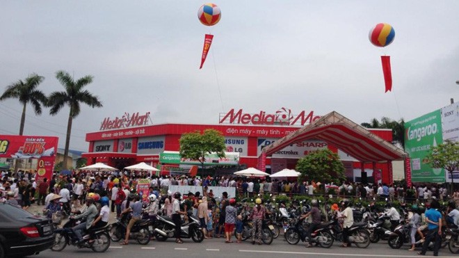 Biển người chờ khai trương đại siêu thị Media Mart Hưng Yên Mặc dù chương trình khuyến mãi được thông báo kéo dài tới ngày 13/6, nhưng trong ngày đầu tiên, “biển người’ ùn ùn kéo vào siêu thị . Tất cả đều có chung mong muốn là những người đầu tiên đặt chân vào tham quan và mua sắm tại siêu thị điện máy hiện đại bậ