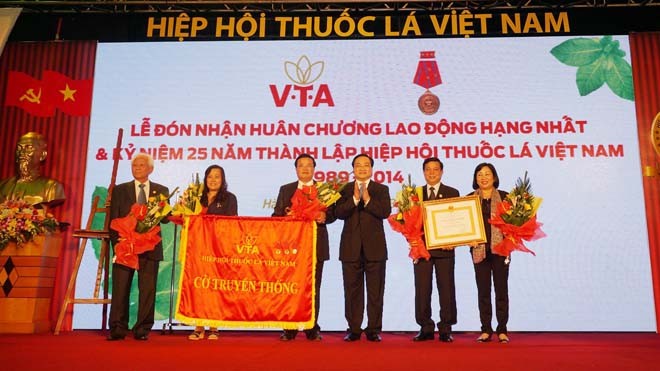 Hiệp hội thuốc lá VN đón nhận Huân chương Lao động hạng Nhất Hiệp hội thuốc lá VN đón nhận Huân chương Lao động hạng Nhất