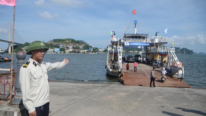 10 phút trải nghiệm tuyệt vời trên “Tuyến phà ký ức Hạ Long” Nhân viên bến phà chào đón nồng nhiệt khách xuống phà.