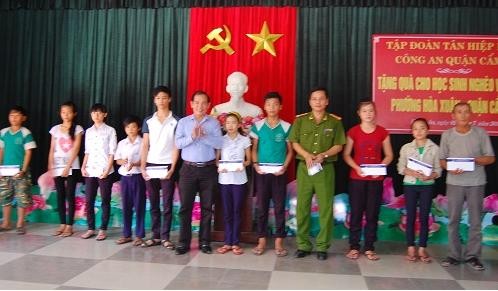 Tân Hiệp Phát tặng quà cho trẻ em nghèo Đà Nẵng Tân Hiệp Phát tặng quà cho trẻ em nghèo Đà Nẵng