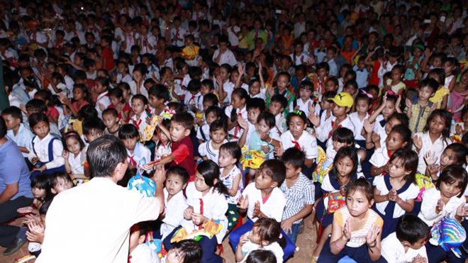 Trung thu ấm áp cho trẻ em vùng núi Gia Lai Hơn 2000 em học sinh và phụ huynh đã có mặt từ rất sớm để cùng đón một mùa Trung thu rộn ràng, ý nghĩa.