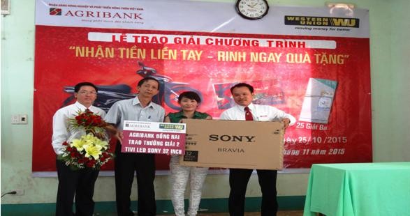 Agribank Cẩm Mỹ - Đồng Nai trao giải thưởng Western Union cho khách hàng Ông Tô Hoàn Liêm – Giám đốc Agribank Cẩm Mỹ trao giải thưởng cho khách hàng