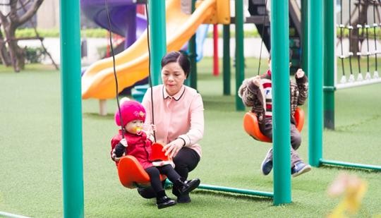 Năm mới của những người giúp việc “kiểu mẫu” tại Vinhomes Nhờ người giúp việc chăm sóc con nhỏ và chuẩn bị những bữa cơm ngon cho giờ sum họp, người mẹ còn đang bận rộn với các công việc ngoài xã hội có thể yên tâm hơn.