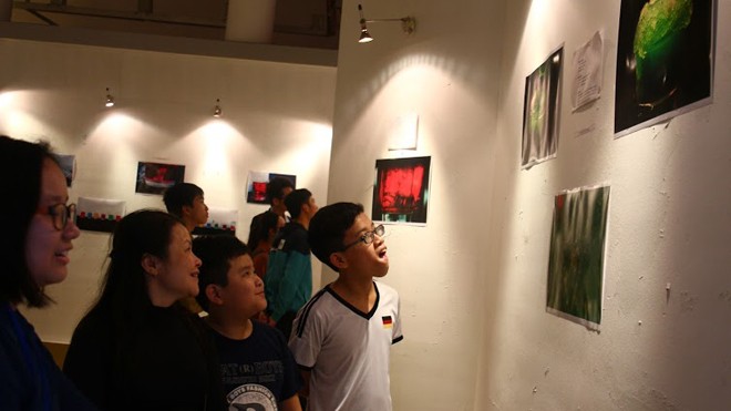 Ấn tượng triển lãm “Vô định hình” Triển lãm khoa học nghệ thuật mang tên Amorphous Exibition 2016 – Vô định hình đã thu hút nhiều bạn trẻ Hà Nội tới tham quan