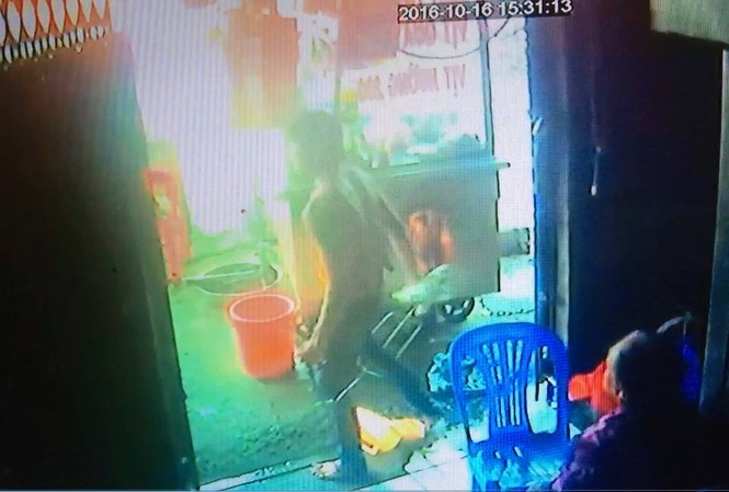 Thanh niên xông vào tiệm bánh mì cầm ba chĩa khống chế cụ bà Nam thanh thiên cầm cây ba chĩa đe dọa bà cụ