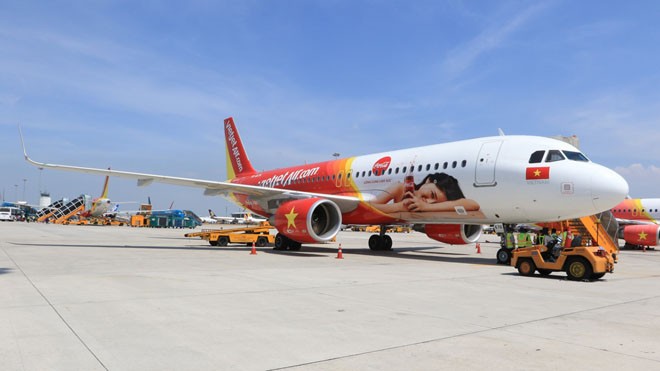 “Bay cùng cảm xúc - Uống cùng cảm xúc” với Vietjet & Coca-Cola “Bay cùng cảm xúc - Uống cùng cảm xúc” với Vietjet & Coca-Cola