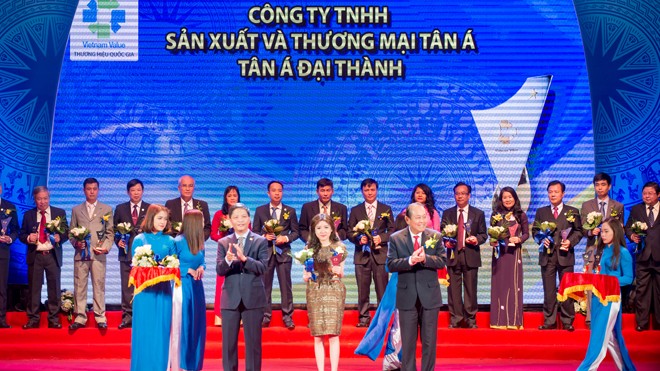 Tân Á Đại Thành “bội thu” giải thưởng cuối năm 2016 PTGĐ Tân Á Đại Thành Nguyễn Phương Anh nhận giải Thương hiệu Quốc gia