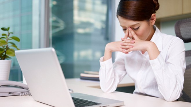 3 thói quen của giới trẻ đang tự hủy hại đôi mắt mỗi ngày Dùng máy tính nhiều gây ra khô và nhức mỏi mắt