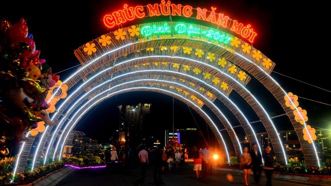 Du lịch xứ “Hoa vàng cỏ xanh” mở đầu năm mới đầy ấn tượng Đường hoa được tổ chức trên đường Điện Biên Phủ, đoạn từ ngã tư giao với Hùng Vương đến đoạn giao Lương Văn Chánh. Trong ảnh là cổng chào đường hoa trên đường Điện Biên Phủ trang trí ánh sáng. Ảnh Vnexpress