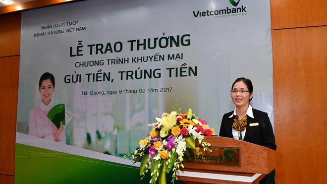 Vietcombank trao giải 300 triệu đồng chương trình “Gửi tiền, Trúng tiền” Bà Nguyễn Thị Thêu – Giám đốc Vietcombank Hải Dương phát biểu chúc mừng khách hàng trúng giải Đặc biệt