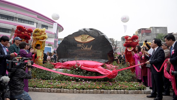 TH School – trường quốc tế đầu tiên do doanh nhân Việt sáng lập Lễ khánh thành có sự tham gia của Bộ trưởng Giáo dục và Đào tạo Phùng Xuân Nhạ và nhiều quan khách trong và ngoài nước. Theo quy định hiện hành, chỉ các nhà đầu tư nước ngoài mới được phép đầu tư trường quốc tế tại Việt Nam. Đây là trường hợp đầu tiên, mộ