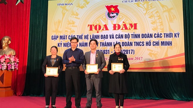 Tỉnh đoàn Lạng Sơn tổ chức gặp mặt các thế hệ lãnh đạo Đồng chí Nguyễn Minh Thơ, UV BTV TW Đoàn, Trưởng ban TNXP TW Đoàn trao kỷ niệm chương “Vì thế hệ trẻ” cho các đồng chí có đóng góp cho công tác Đoàn