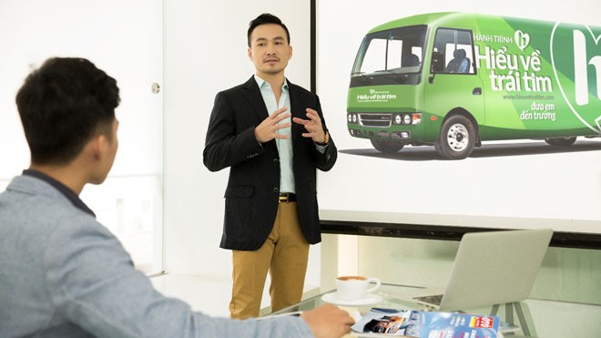 Chi Bảo: “Muốn cân bằng, hãy dịch chuyển” Chi Bảo xông xáo trong cuộc sống thường nhật từ làm nghệ thuật, kinh doanh đến hoạt động thiện nguyện