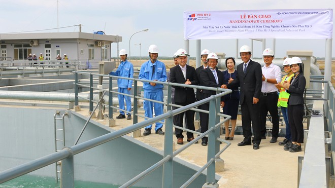 KCN chuyên sâu Phú Mỹ 3 vận hành nhà máy xử lý nước thải đạt tiêu chuẩn A Đại diện của Thanh Bình Phú Mỹ, KCN Chuyên sâu Phú Mỹ 3 và Kobelco Eco - Solutions Việt Nam tại buổi lễ bàn giao nhà máy xử lý nước thải. Ảnh: Minh Quân