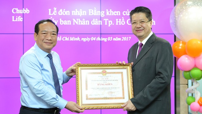 Chubb Life Việt Nam nhận Bằng khen của UBND TP.HCM Đại diện Ủy ban Nhân dân TP..HCM trao bằng khen cho công ty Chubb Life Việt Nam.