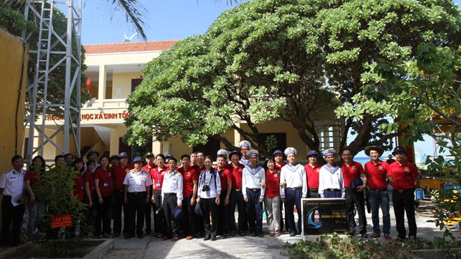 Hành trình đến với Trường sa thân yêu Đoàn cán bộ của Agribank chụp ảnh lưu niệm tại Đảo Trường Sa Đông