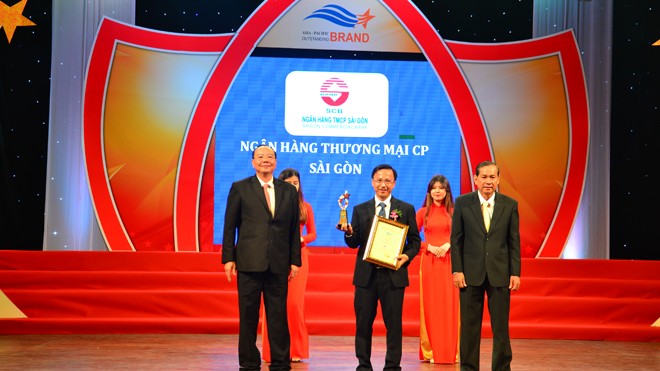 SCB đạt top 10 “thương hiệu tiêu biểu châu Á – Thái Bình Dương 2017” Ông Diệp Bảo Châu - Phó Tổng Giám đốc Điều hành SCB nhận giải thưởng
“Thương hiệu tiêu biểu Châu Á – Thái Bình Dương 2017”