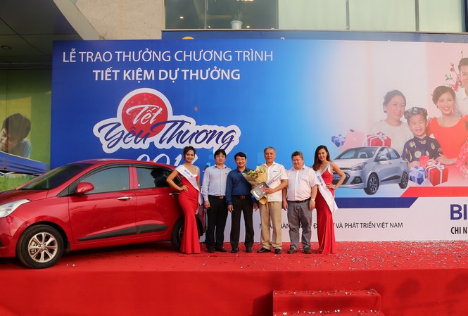 Ông Hoàng Yên Bình nhận giải 500 triệu đồng từ BIDV Ông Hoàng Yên Bình nhận giải 500 triệu đồng từ BIDV
