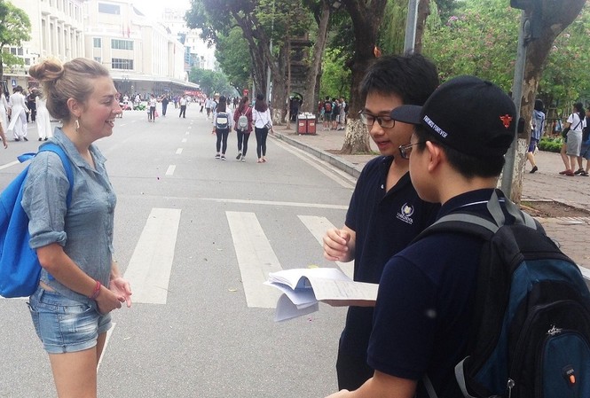 Học Sử kiểu mới: Tự vẽ tranh, dựng video Tiếng Anh độc đáo Nhóm của Tùng Khánh lên Hồ Gươm phỏng vấn nhiều du khách để tìm ra cách tiếp cận sáng tạo với môn Lịch sử