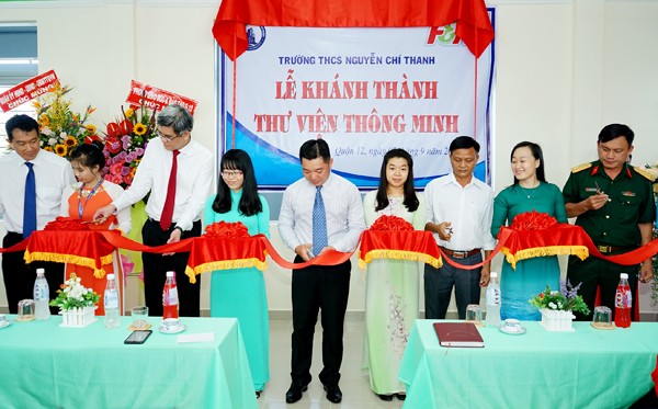 F&N Việt Nam tặng thư viện thông minh cho trường học tại TP. HCM Ông Lee Meng Tat, Tổng giám đốc ngành Đồ uống không cồn của F&N, và cô Nguyễn Thị Ngọc Phú, Hiệu trưởng Trường THCS Nguyễn Chí Thanh, thực hiện nghi thức khánh thành Thư viện Thông minh. Ảnh: Thanh Nguyên