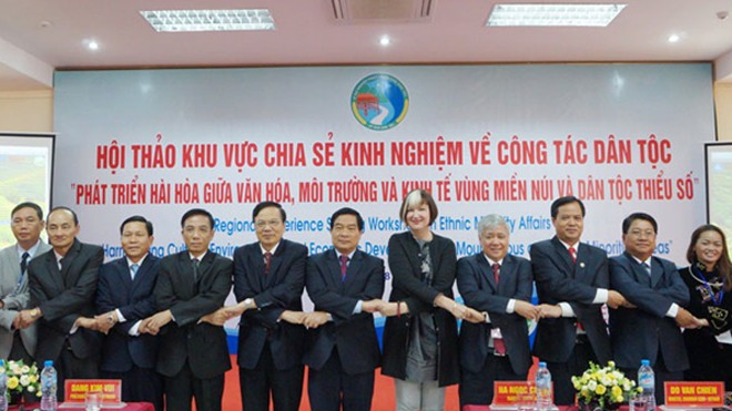 Cam kết phát triển bền vững vùng miền núi và dân tộc thiểu số Các đại biểu dự Hội thảo nắm chặt tay thể hiện tình đoàn kết, thân ái