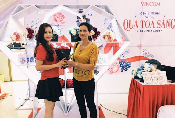 Vincom tôn vinh phụ nữ Việt với Kim Cương và hoa hồng Vincom tôn vinh phụ nữ Việt với Kim Cương và hoa hồng