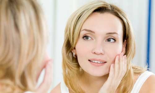 DeAura mang lại vẻ đẹp đầy tự tin cho phụ nữ Việt Nhiều chị em chỉ tự tin khi đã che hết nếp nhăn trên mặt bằng lớp trang điểm (Ảnh minh họa)