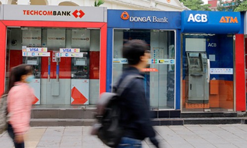 Ngân hàng Nhà nước chỉ đạo dừng tăng phí ATM Một chuỗi ATM được đặt trên đường phố Hà Nội. Ảnh: Thanh Hải.