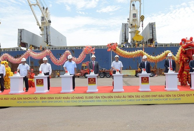 Tập đoàn Hoa Sen xuất 15.000 tấn tôn sang EU Hoa Sen là doanh nghiệp đầu tiên ở Việt Nam xuất khẩu lô hàng 15.000 tấn tôn sang EU tại Cảng Quy Nhơn