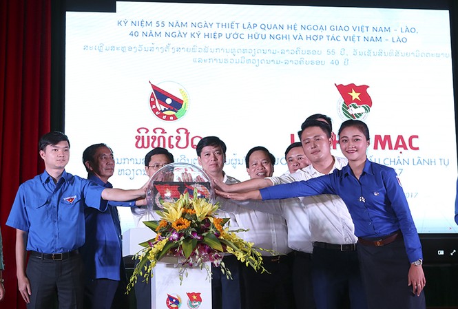 Nhiều hoạt động ý nghĩa chương trình “Theo dấu chân lãnh tụ Việt Nam - Lào” Các đồng chí lãnh đạo thực hiện nghi thức ấn nút chính thức khởi động khai mạc chương trình. Ảnh: Vương Bảo Anh.
