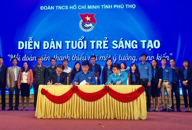 Mỗi đoàn viên, thanh thiếu nhi một ý tưởng sáng kiến Anh Bùi Quang Huy – Bí thư T.Ư Đoàn cùng các đại biểu chứng kiến nội dung ký giao ước thi đua của các đơn vị).