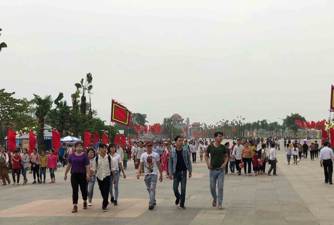 Hàng nghìn người về khai hội giỗ Tổ Hùng Vương - Lễ hội Đền Hùng Hàng nghìn du khách thập phương về khai hội Giỗ tổ Hùng Vương - Lễ hội Đền Hùng.