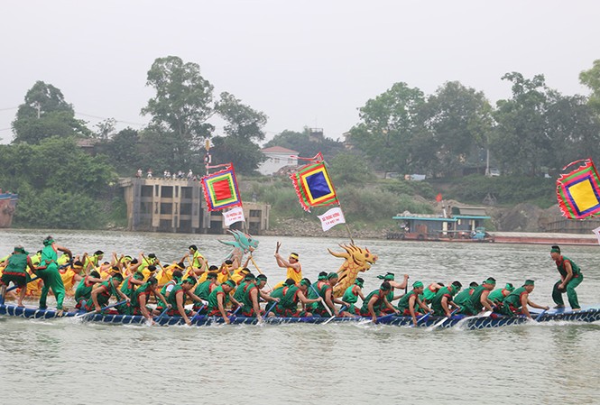 Sôi động Hội thi bơi chải truyền thống trên sông Lô Các đội thi tranh tài ở hội thi bơi chải truyền thống trên sông Lô năm 2019.