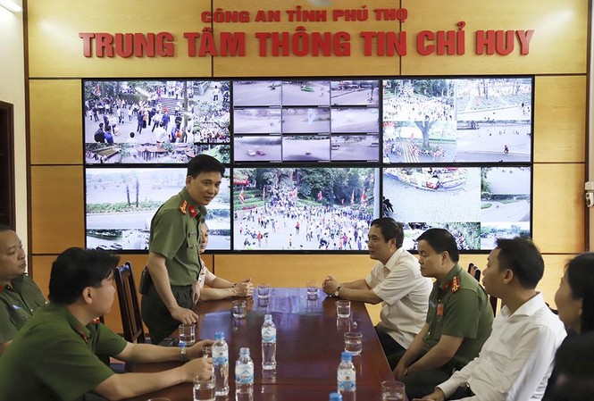Kiểm tra công tác đảm bảo an ninh trật tự tại Lễ hội Đền Hùng Lãnh đạo tỉnh Phú Thọ đã đi kiểm tra, động viên CBCS lực lượng Công an tại Trung tâm Chỉ huy Công an tỉnh tại Khu di tích lịch sử Đền Hùng.