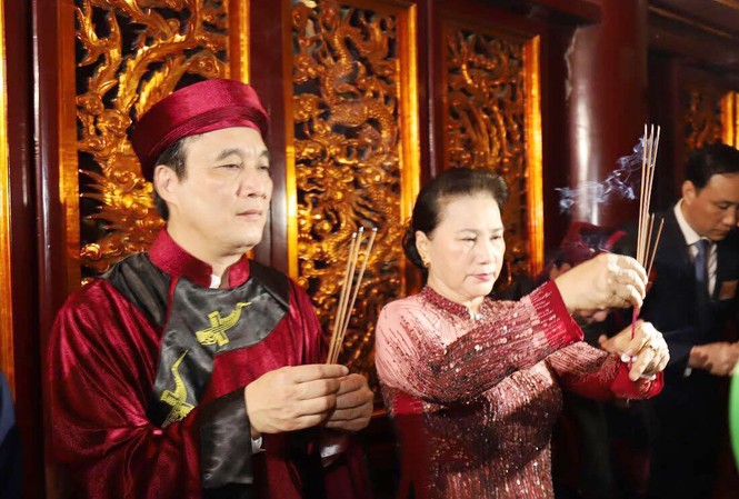 Chủ tịch Quốc hội dâng hương tưởng niệm các vua Hùng Chủ tịch Quốc hội Nguyễn Thị Kim Ngân dâng hương tưởng nhớ các vua Hùng - Ảnh: Quang Lộc