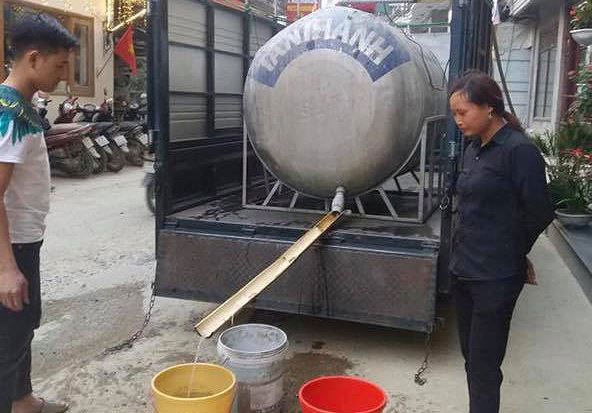 Hiệp hội Du lịch Sa Pa kêu gọi tiết kiệm nước phục vụ dịp lễ 30/4 Người dân Sa Pa thiếu nước phải mua nước sinh hoạt từ xe bồn.