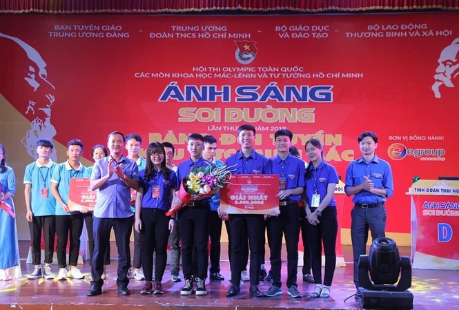 Thái Nguyên giành giải nhất chung kết cuộc thi 'Ánh sáng soi đường' miền Bắc Ban tổ chức trao giải Nhất cuộc thi "Ánh sáng soi đường" khu vực miền bắc cho đội tuyển Thái Nguyên.