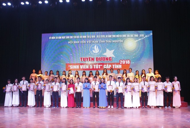 Thái Nguyên trao giải ‘Sáng tạo trẻ’ và tuyên dương ‘Sinh viên 5 tốt’ Ban Tổ chức đã tiến hành tuyên dương, trao hoa, chứng nhận và biểu trưng Sinh viên 5 tốt cấp tỉnh năm 2018 cho 67 cá nhân là những sinh viên xuất sắc.