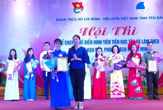Tuổi trẻ Yên Bái tổ chức Hội thi kể chuyện về Bác Hồ Chị Đoàn Thị Thanh Tâm, Bí thư Tỉnh Đoàn Yên Bái trao 1 giải Nhất cho thí sinh Nguyễn Thuỳ Linh đến từ Đoàn khối Doanh nghiệp tỉnh.