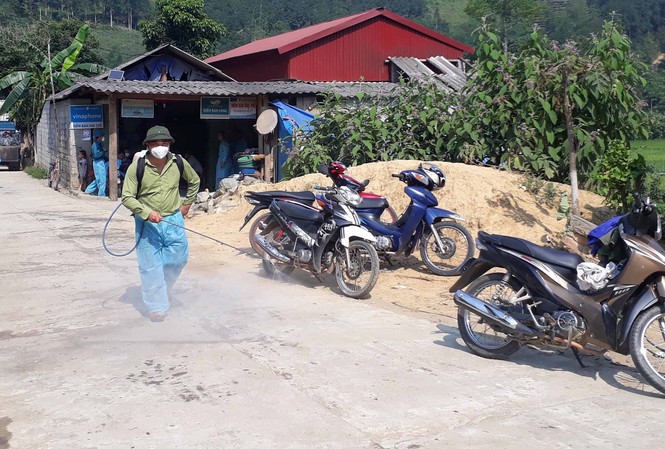 Cao tốc Hà Nội – Lào Cai tạm dừng vận chuyển lợn từ các vùng có dịch Cơ quan chức năng khử trùng, tiêu độc tại Mường Khương.
