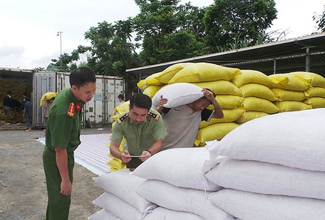 Phó Thủ tướng yêu cầu làm rõ nguồn gốc lô hàng 440 tấn hạt dẻ ở Lào Cai Lực lượng chức năng kiểm tra 16 container chứa 440 tấn hạt dẻ nhập lậu.