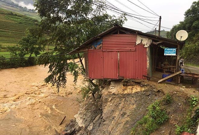 Mưa lốc xoáy khiến 1 người chết, gần 50 ngôi nhà tốc mái Mưa lốc xoáy khiến 1 người chết, gần 50 ngôi nhà tốc mái