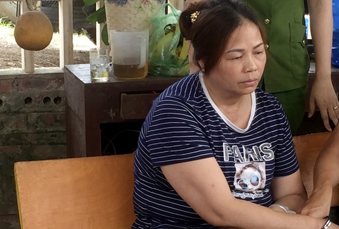 Bắt giữ ‘nữ quái’ vận chuyển thuê 11 bánh heroin với giá 50 triệu đồng 'Nữ quái' Ma Thị Tuyến cùng tang vật.