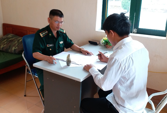 Trước khi mất, ông nội dặn cháu mang lựu đạn giao nộp đồn Biên phòng Anh Tẩn Seo Páo giao nộp quả lừu đạn cho đồn Biên phòng.